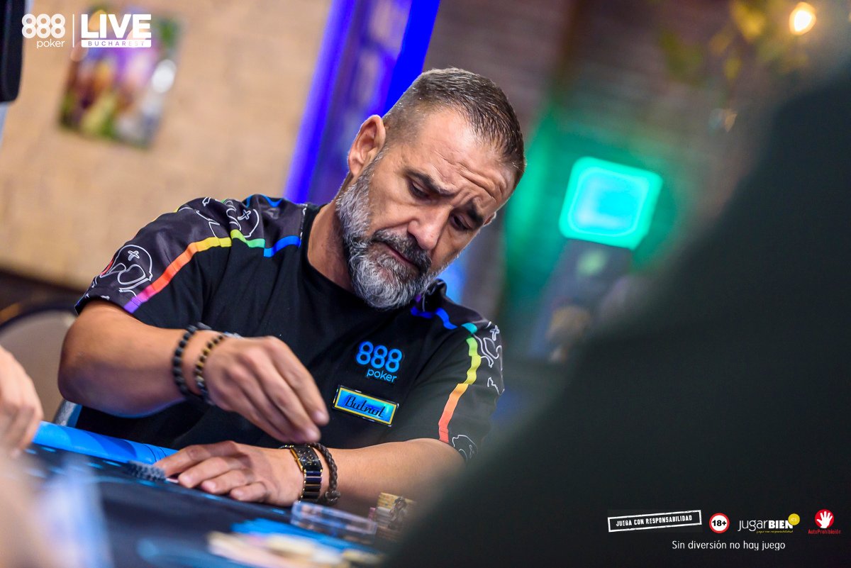 ¡Mirad a quién tenemos jugando en el #888pokerLIVE Bucarest!

<a href="/AbelAspas/">Abel Aspas</a> y David Algarra jugando hoy el Día 1B del Main Event 😎

¡Good 🍀 luck a ambos!   

#poker #888poker