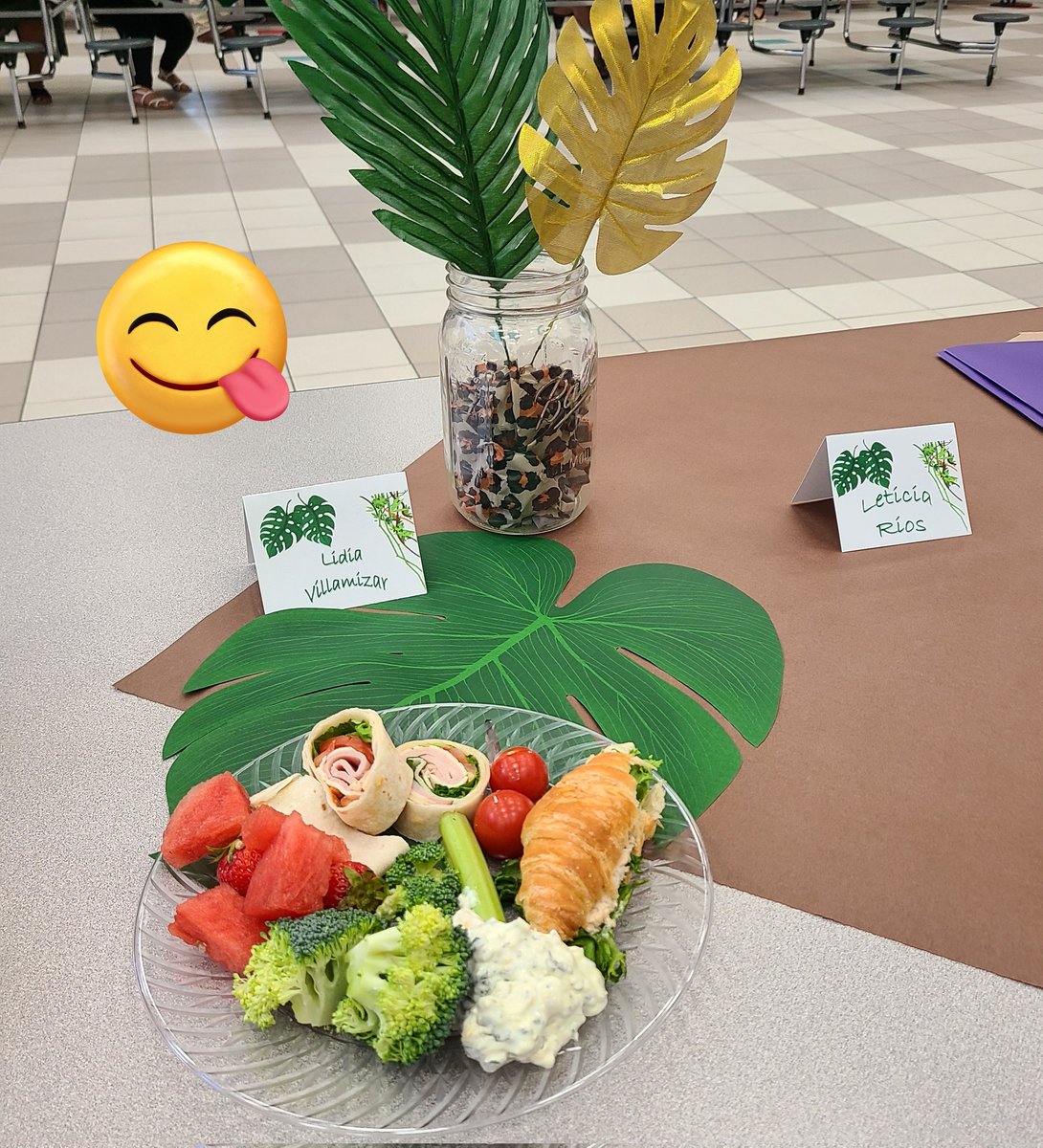Ms_VillamizarBL's tweet photo. Welcoming our new teachers at M. Rob! #partnerteacher #kindergarten #BilingualTeacher #MRobPRIDE #kindergartenteacher @MRobinsonElem https://t.co/T6HNiKaWRp