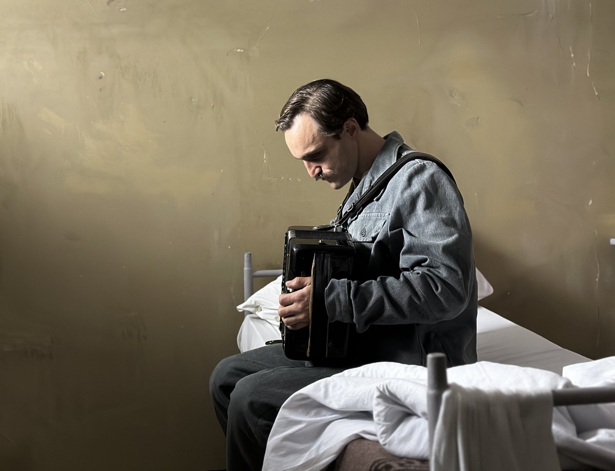 Waiting for the #BiennaleCinema2023 | #Venezia80
First time in #Competition for #GiorgioDiritti with #Lubo, the story of a Jenisch street performer enlisted in 1939 to defend Swiss borders from the Nazi threat. #FranzRogowski stars →​ bit.ly/Competition_Ve…