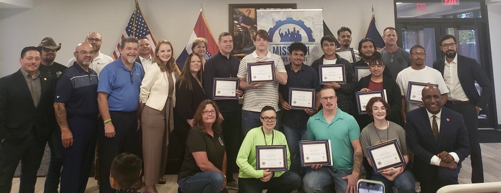 MissouriWorks's tweet image. It’s a great day in Kansas City! Congratulations to our MO Apprentice Ready graduates &amp;amp; welcome to your careers in the building trades! Thanks to @MayorLucasKC &amp;amp; @MODHEWD for the inspiring remarks! 🎉🛠️🦺#BuildingForTomorrow 

@MOAFLCIO @trades_futures