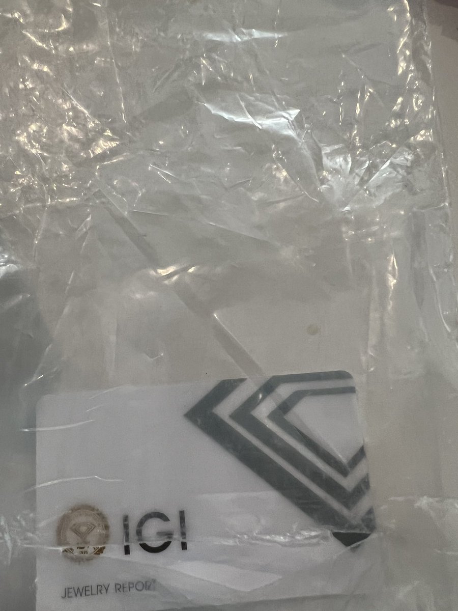 MightyPeso's tweet photo. For the 2nd delivery in a row from @amazon my diamond earrings that ordered aren’t in the box.  @amazon support told me to make a police report.  Here is how the empty box was delivered to me.  The clear bag that the box came in was ripped open. https://t.co/0qj2ul1WmD