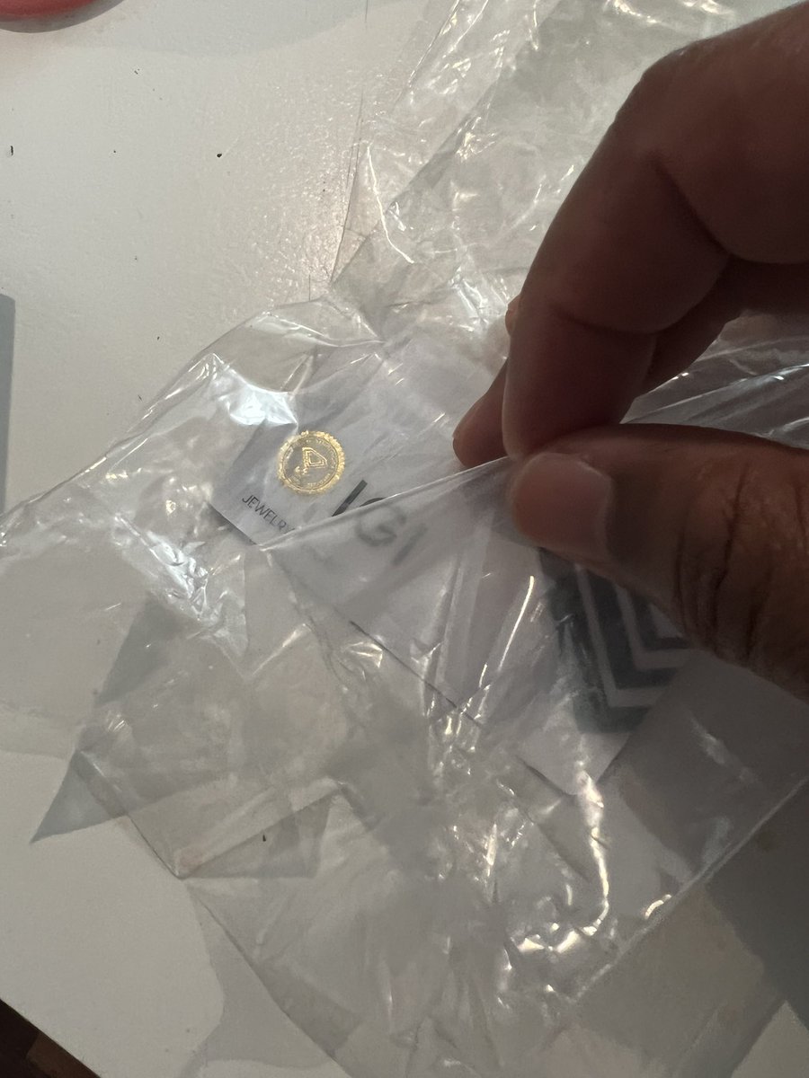 MightyPeso's tweet photo. For the 2nd delivery in a row from @amazon my diamond earrings that ordered aren’t in the box.  @amazon support told me to make a police report.  Here is how the empty box was delivered to me.  The clear bag that the box came in was ripped open. https://t.co/0qj2ul1WmD