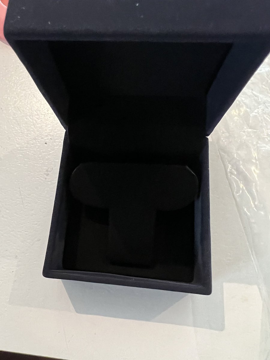 MightyPeso's tweet photo. For the 2nd delivery in a row from @amazon my diamond earrings that ordered aren’t in the box.  @amazon support told me to make a police report.  Here is how the empty box was delivered to me.  The clear bag that the box came in was ripped open. https://t.co/0qj2ul1WmD