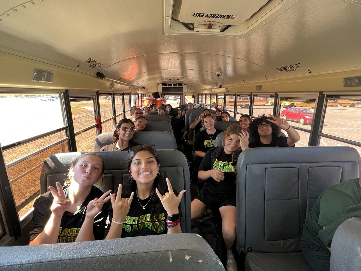 HolmesHuskyAT's tweet photo. Love this group of students, they work endlessly, without hesitation and are always ready to jump in to help! 
Love what you do and you’ll never work a day in your life 💚
#LoveAllServeAll
#bethebeat
#huskyathletictraining https://t.co/HSUbKoTVd6