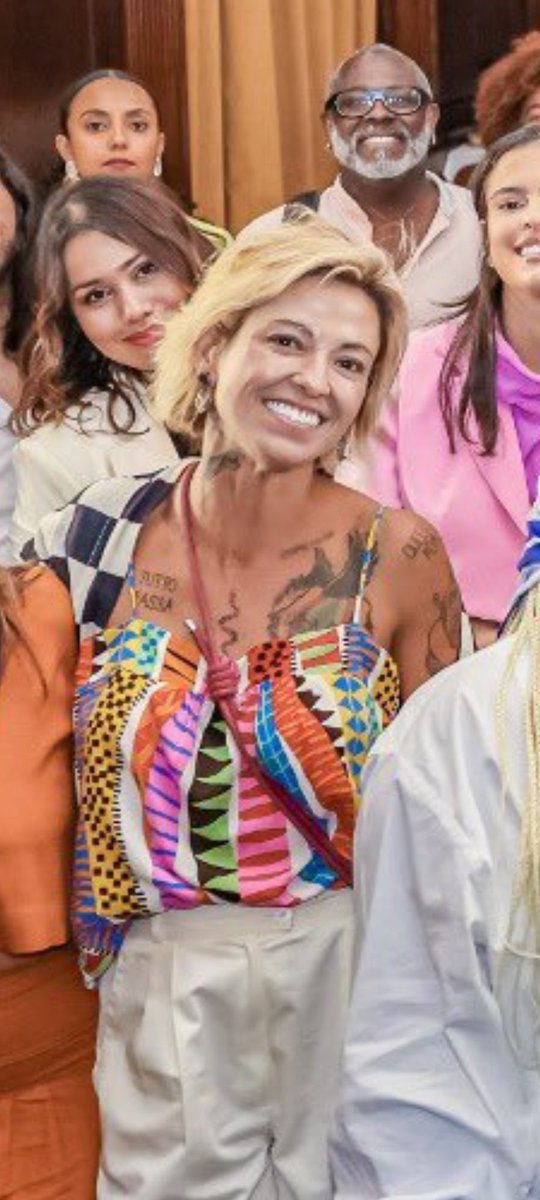 josirezende's tweet photo. @JanjaLula Quem é essa influencer? Queria seguir pra descobrir de onde é essa blusa. Achei linda! ☺️😁 https://t.co/PV3qVSlSJU