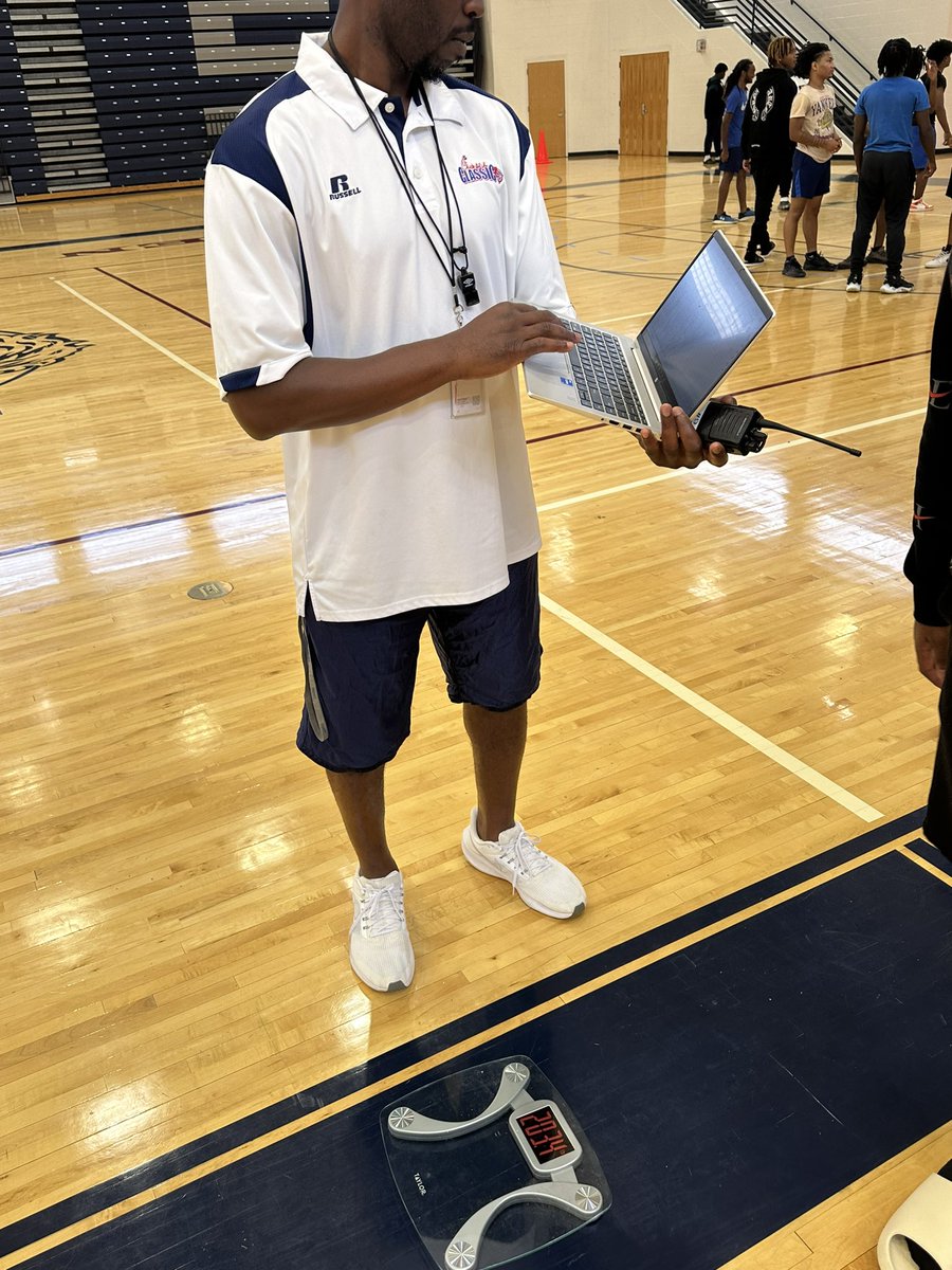 CoachMikalUwood's tweet photo. #LionEye noticed the @LuellaHS_HCS PE dept getting Ss in shape starting with the #fitnessgram & ending workouts w/a meditation session. Ss enjoyed our Freedom Friday Fun Festivities activities @Coach_LBrown @Coach_JSims @bhardnett12 @DariusFreeman84 @Twonmyree https://t.co/SESweeHmjr