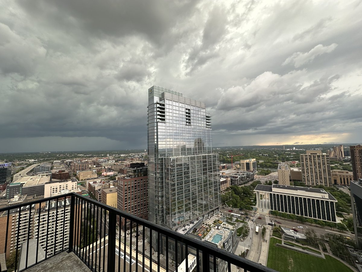 RyanSmithies's tweet photo. Headed our way! @TWCChrisBruin Downtown MSP, looking northwest. https://t.co/2rGQL2TSFd