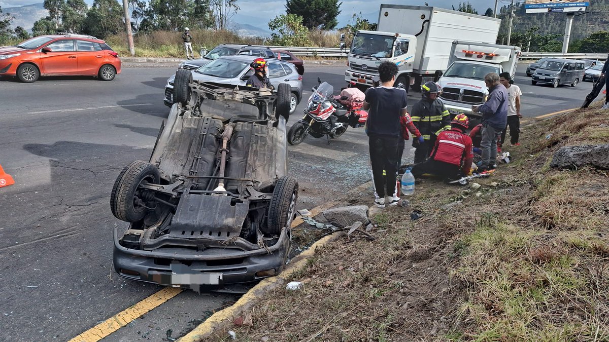 BomberosQuito's tweet photo. 💥🚗 #SiniestroDeTránsito | Hace pocos minutos, se registró un siniestro de tránsito en la Av Interoceánica y Simón Bolívar / redondel de Lo Cóndores.

Un vehículo perdió pista y se volcó.

🚑 Nuestros paramédicos brindan atención prehospitalaria a 2 personas afectadas. https://t.co/obfISIwwIK