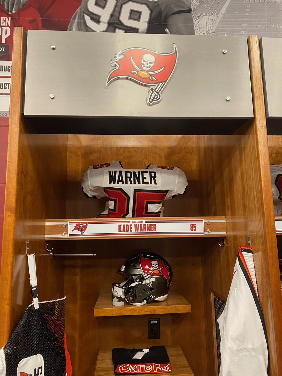 kurt13warner's tweet photo. Last SB I played in vs @steelers in @Buccaneers stadium… today my son plays his 1st game for the Bucs Vs Steelers in that same stadium!!! You can’t make this stuff up… &amp; I never thought I’d cheer for TB, how quickly things change! #ProudPapa https://t.co/Ogh2iFVCQL