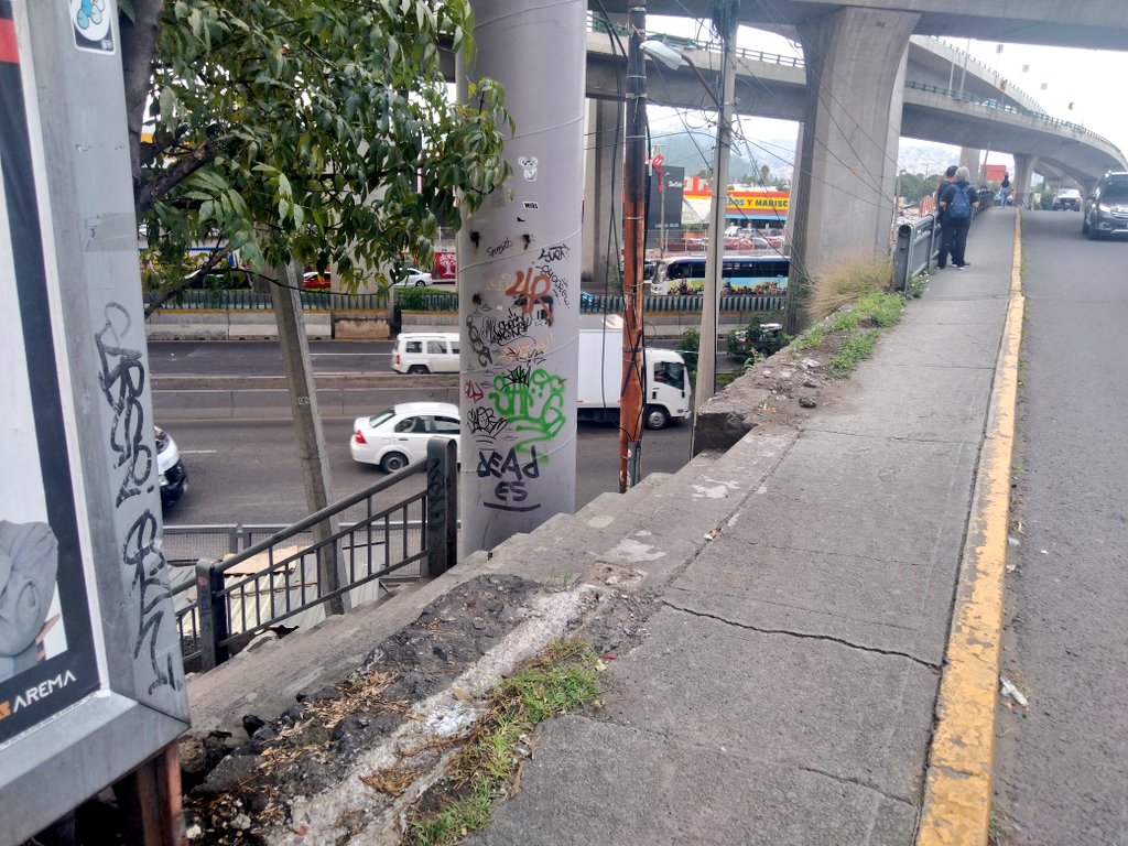 CdSatelite's tweet image. Atención @GobNau, falta el barandal sobre Lomas Verdes junto a Carls JR, una persona podría caer, no esperemos a que "se ahogue el niño"