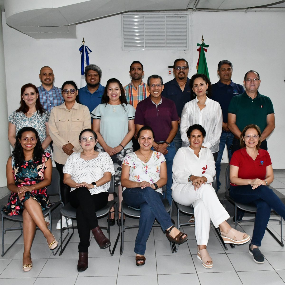 UV_Veracruz's tweet photo. Coordinadores #RegiónVeracruz concluyeron el Curso-Taller "Del pensamiento complejo y lo transdisciplinar a la cotidianeidad del trabajo académico e institucional" del Programa de Formación de Académicos, que impartió el investigador Genaro Aguirre Aguilar. https://t.co/I1CVeBDdrT