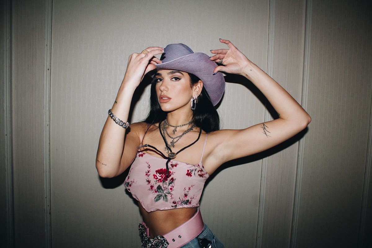 “i will sink my teeth in disbelief cause you're the one that i want” <a href="/DUALIPA/">DUA LIPA</a> 💌🩷