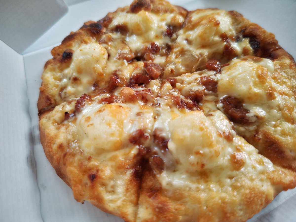 mozyaking's tweet photo. おはよーございます☀コマシロ散歩完了✨ドッグラン疲れ🦥でも、ご飯食べパワー満タン🌟ワンプロ開始🐾
昨日は
①塩分補給しつつお庭の草刈りとお花植え完了です✨
②なかなか食べれなかったお店のピザ🍕やっと食べれました🍕旨し🌟
本日は仕事モード頑張ります✨🐶
#コマシロ
#FARST PIZZA
#お庭 https://t.co/QP571r7dfu