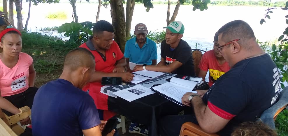 GuaricoMRT2's tweet photo. ¡Que Viva La Rebelion de las Bases..!

Desde la Parroquia "Puerto Miranda" Mcpio @CamaguanMrt la tropa Rebelde en segundo dia consecutivo estudian,  analizan y debaten nuestras nuevas lineas estatutarias. 
Los Rebeldes Somos Mas

#EnciendeMotoresYEmprende
#ComunaYProducción https://t.co/UwzCubrYfe
