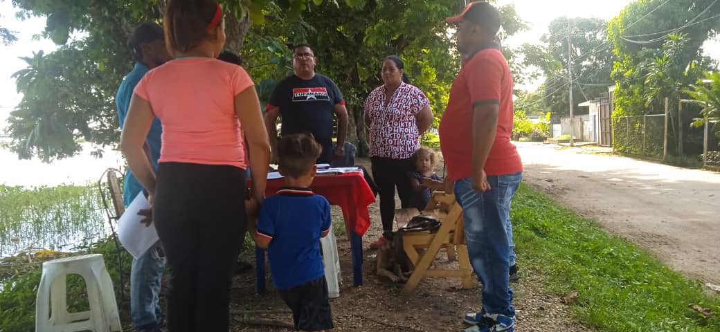 GuaricoMRT2's tweet photo. ¡Que Viva La Rebelion de las Bases..!

Desde la Parroquia "Puerto Miranda" Mcpio @CamaguanMrt la tropa Rebelde en segundo dia consecutivo estudian,  analizan y debaten nuestras nuevas lineas estatutarias. 
Los Rebeldes Somos Mas

#EnciendeMotoresYEmprende
#ComunaYProducción https://t.co/UwzCubrYfe