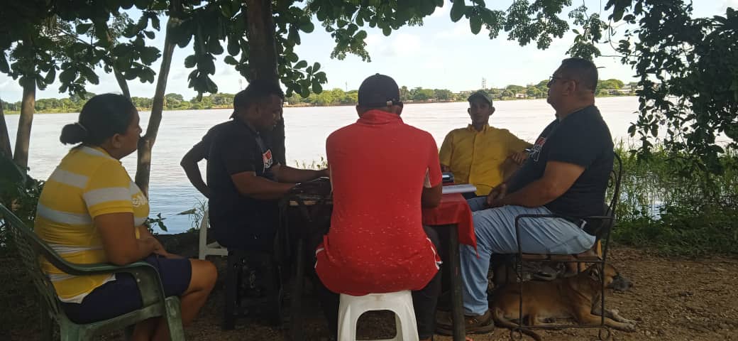 ¡Que Viva La Rebelion de las Bases..!

Desde la Parroquia "Puerto Miranda" Mcpio @CamaguanMrt la tropa Rebelde en segundo dia consecutivo estudian,  analizan y debaten nuestras nuevas lineas estatutarias. 
Los Rebeldes Somos Mas

#EnciendeMotoresYEmprende
#ComunaYProducción