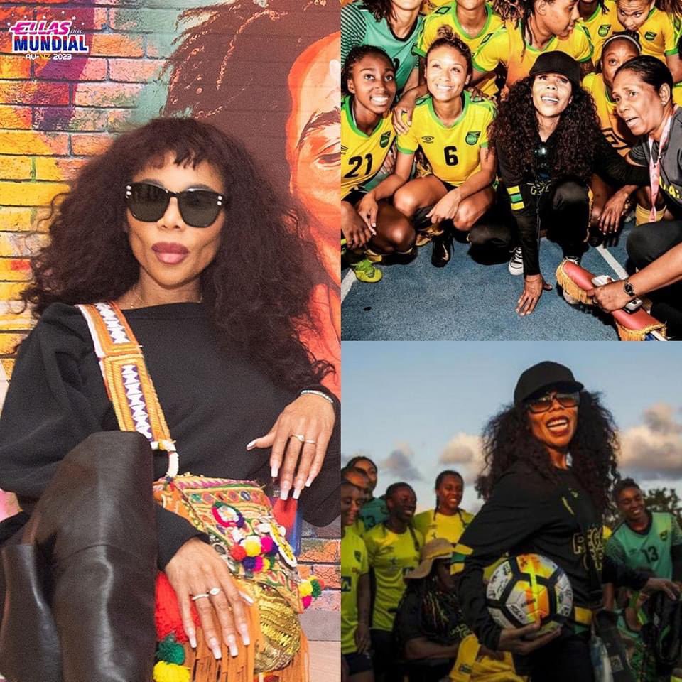 EllasDeporte's tweet photo. Grande Cedella 🇯🇲⚽
Cedella Marley, la hija de Bob Marley, ha mantenido económicamente a la selección femenil de Jamaica, pues fue parte del financiamiento para que el combinado de su país acudiera a la @FIFAWWC 2023. 🏆⚽ #NadaNosDetiene #FIFAWWC #FIFAWomensWorldCup2023 https://t.co/DyO4lUin08