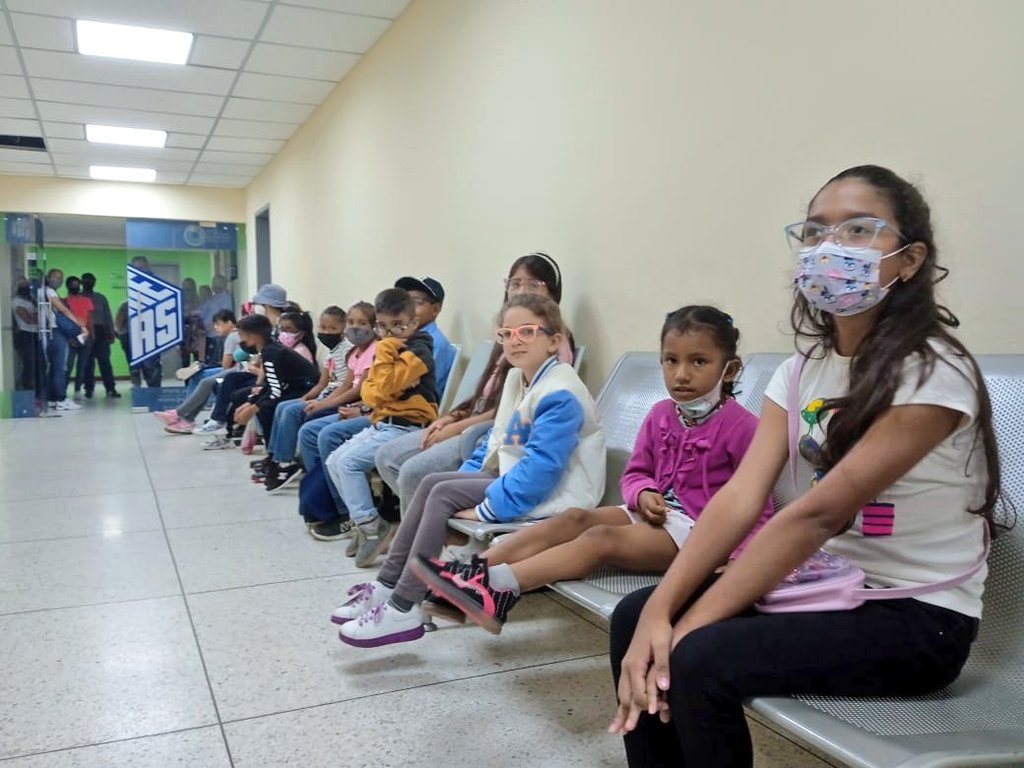 IpasmeOficial's tweet photo. ¡Atención amorosa a los niños/as de Monagas!

Con evaluación preoperatoria y los exámenes que ameritan nuestros pequeños pacientes, nos preparamos para las intervenciones de estrabismo y cataratas congénitas en la U.M @ipasmematurin.

@NicolasMaduro
#EnciendeMotoresYEmprende https://t.co/3ylo8p5qaW