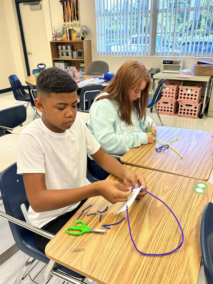 Day 1: Students had to create a wearable name tag, but could only use the materials given to them. NO WRITING UTENSILS were allowed! This is MY a favorite activity for back to school. 💙 #ChargersUnite