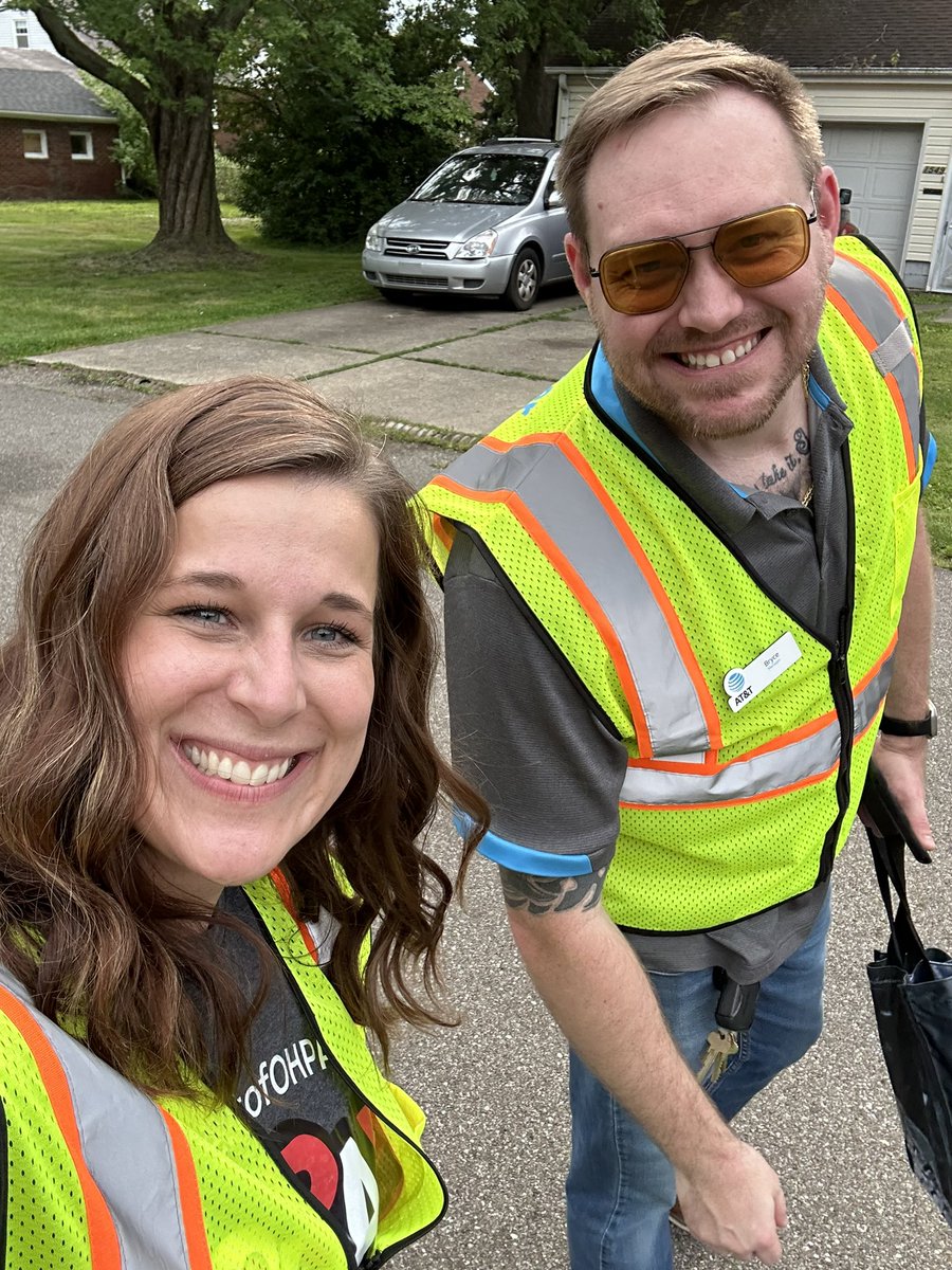 Kiersten_O3's tweet photo. When the Canton stores team up and door knock in the streets, LOOK OUT! Locked down 2 new fiber customers and got several solid leads. One team, one dream. Everybody eats!! @kuhn3 @DanBrechbill @OHPAunstOHPAble #knockknock https://t.co/hwiFpFs1HC