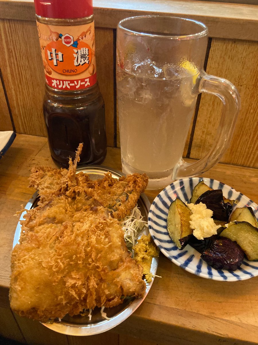 tateshima_ruri's tweet photo. 晩杯屋

いつも満員のコスパとお味が最高のせんべろ！

アジフライ1枚130円🐟
なす生姜130円🍆
レモンサワー330円🍺🍋

アジフライは身が厚くて衣サクサク🐽
なす生姜はサッパリ

こんなにコスパの良いお店があるなんて嬉しい限りです！💕

疲れがとれますね💪
ご馳走様でした！

#晩杯屋　#せんべろ https://t.co/XGXhD4QoSY