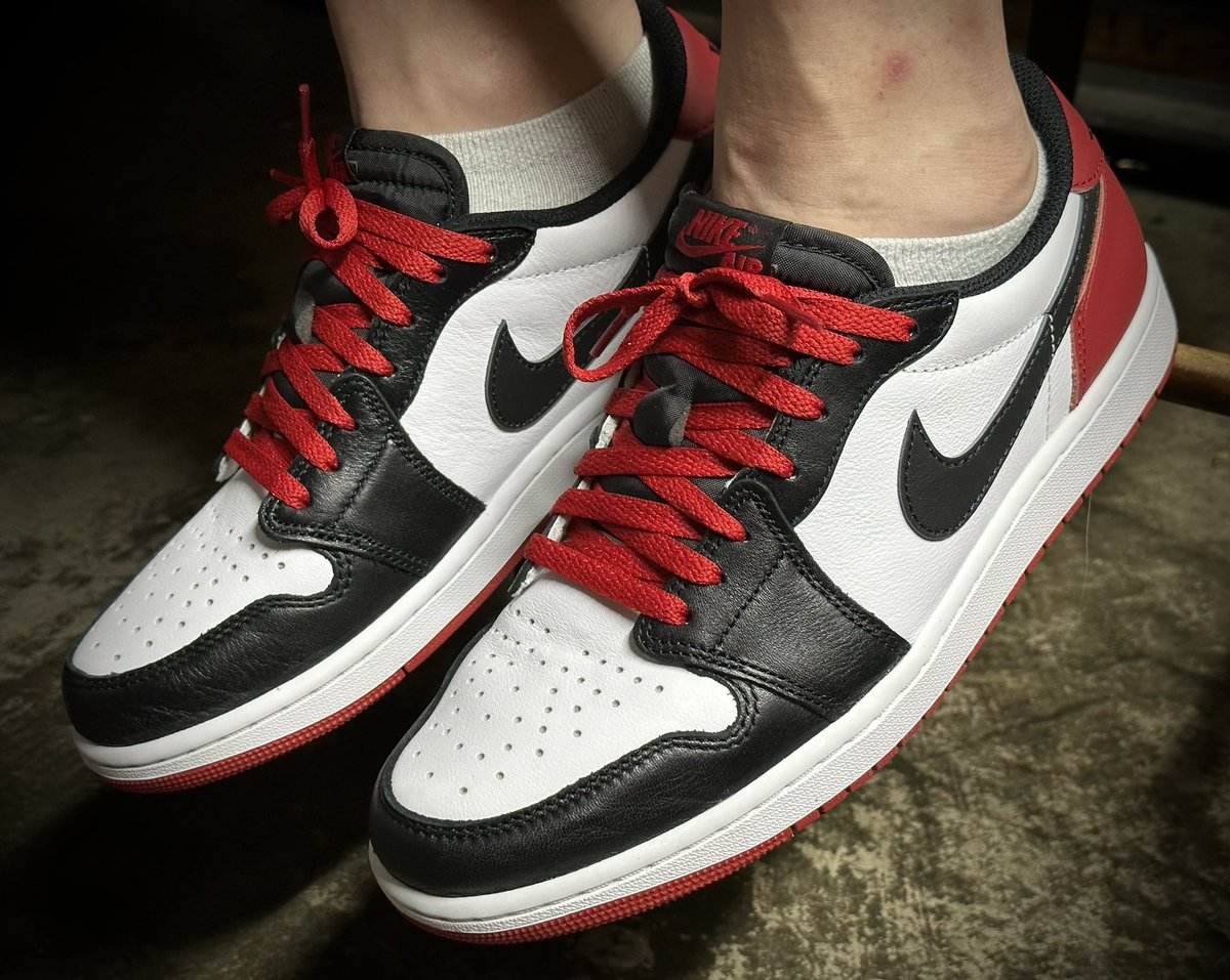 DJKingJam's tweet photo. #Mailcall straight to #KOTD 🔥💯
Thank you @Nike and @Jumpman23 
#SNKRS #snkrsliveheatingup #AJ1 #1Lows #OGLows #BlackToe #NikeAir #wdywt #sneakerhead #AirJordan #yoursneakersaredope #BarStoolPic #swoosh #Jordans https://t.co/trylFUWSNg