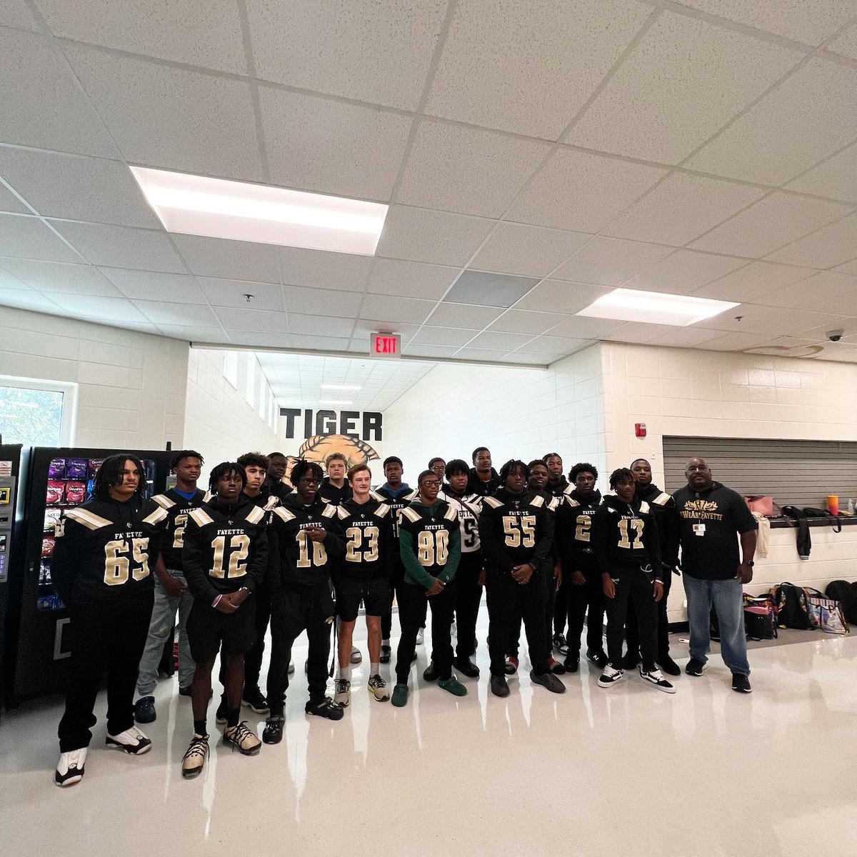 FCHSTigers's tweet image. It’s game time!!!! Our @fayettefb_ #WeAreFayette #HuntMode @FCHSTIGERSPORTS @nickcoachd42 @fcboe