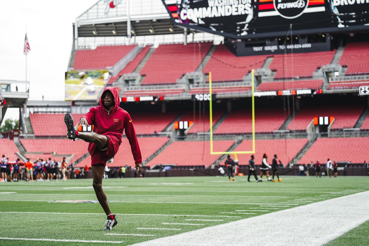 Commanders's tweet photo. Getting loose 

#WASvsCLE | #HTTC https://t.co/g3gNQ9xrSO