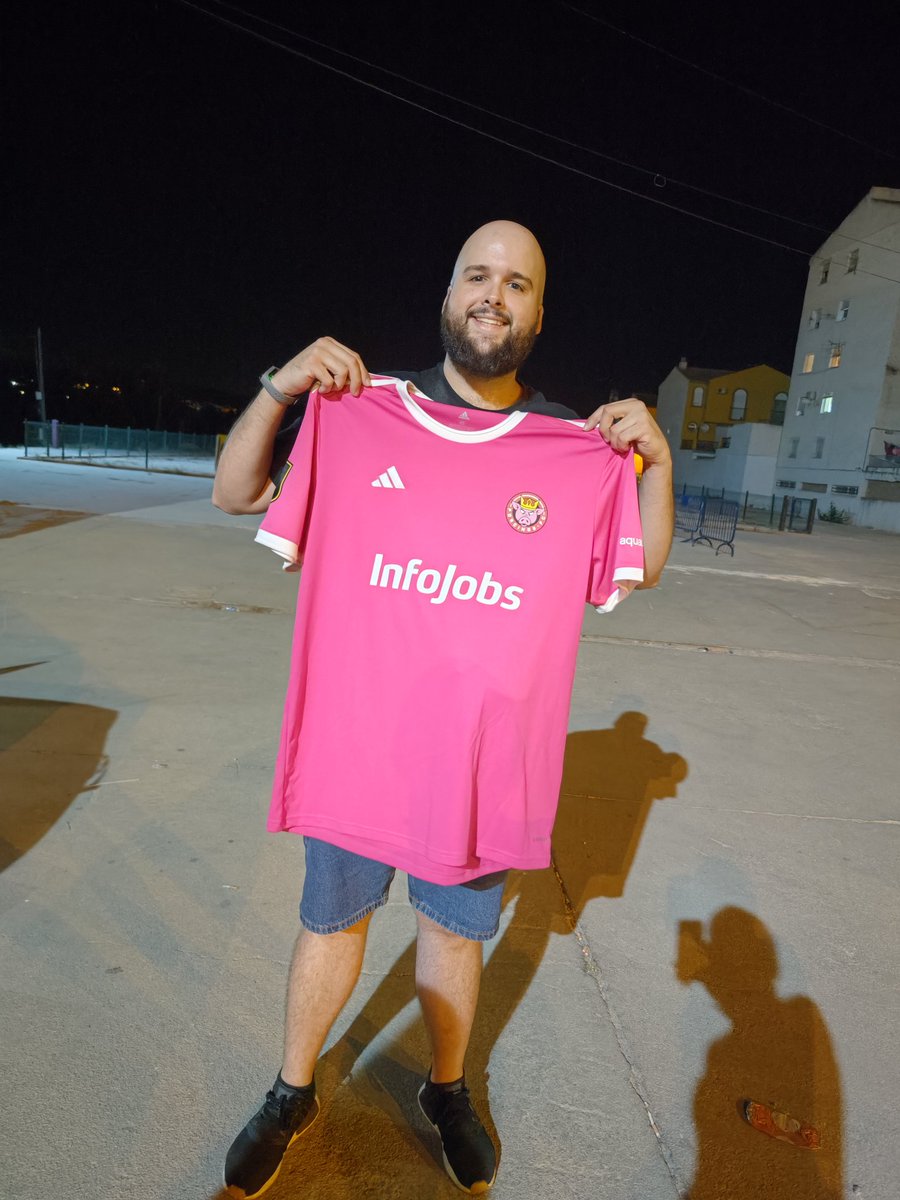 Sergio_ls10's tweet photo. No tiene sentido el regalo de cumpleaños que me acaban de hacer. Sin sentido la camiseta. Siempre en la Porcineta. @IbaiLlanos @PorcinosFC https://t.co/4G0aI07ez7