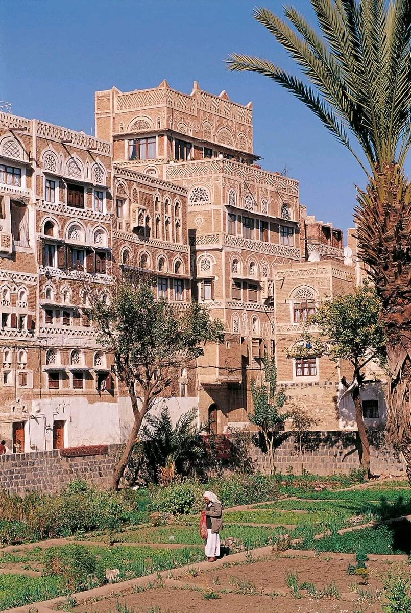 ( تذكر )
وإن جار الصديق عليك ظلماً
وقابل بالوفا بعداً وهجراً 
فلا تحزن عليه وعش عزيزاً 
فقد كنت الوفي وكفاك فخراً
#رسالة_اليوم