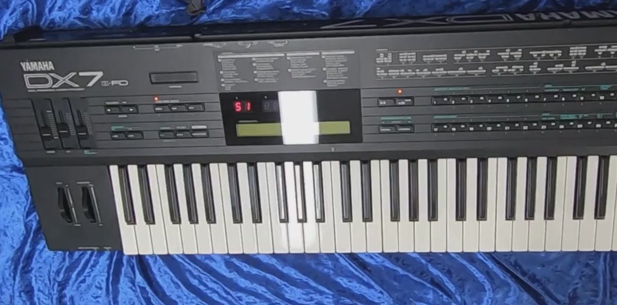 naonao_memo's tweet photo. 2年前に内蔵バッテリーを交換したYAMAHA DX7IIFD
ちょっとカスタムしようと思ってとりあえず電源を…
あれ? 電源が入らない…
う〜ん、どうしましょう
#yamaha #dx7ii #dx7iifd #dx7 #シンセサイザー https://t.co/ZrMBpbYai7