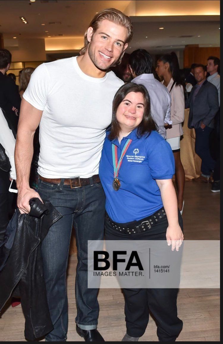 Trevor Donovan meeting with a fan at event 🙌 😋 #donofans
