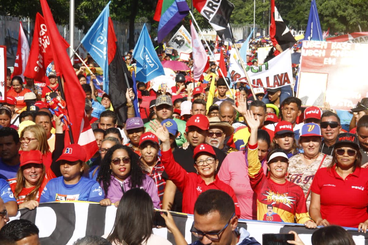NicolasMaduro's tweet photo. Valiente y heroico es el pueblo de San Joaquín en Turmero, municipio Santiago Mariño del estado Aragua. Me llena de mucha emoción verlos alegres y optimistas, defendiendo con sabiduría la Patria buena. ¡Cuenten con todo mi apoyo! ¡Pa’ lante! https://t.co/orEbTPfHBL