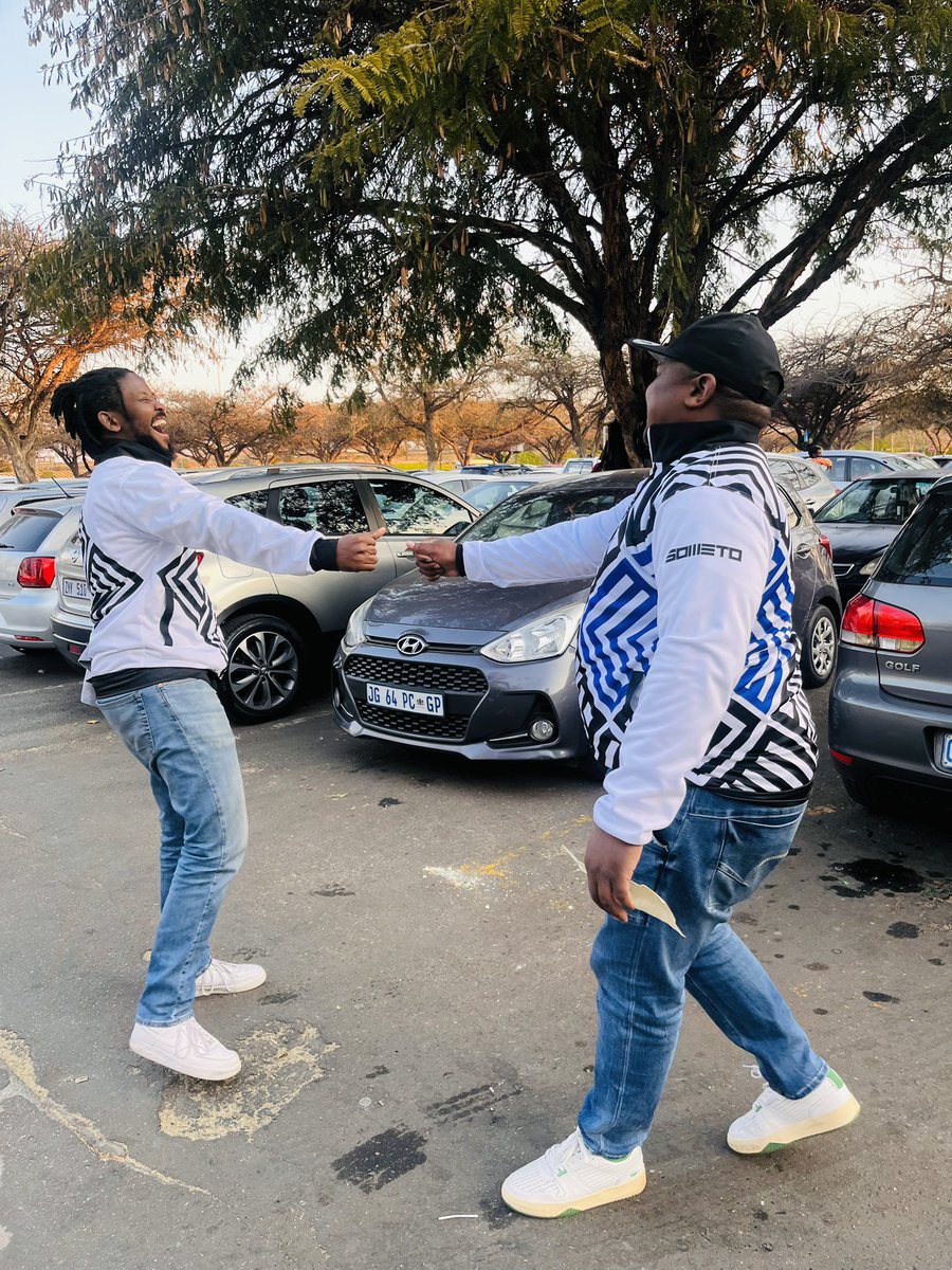 DesignSoweto's tweet photo. S O W E T O || D E S I G N 
“KAPITAL of FINESSE”

F  R  I’  Y  A  Y 
🌦🥶🌈 ☀️🌦🥶☀️🌈

https://t.co/YXu7M4jdJH

PATTERN JACKET SEASON 🖤

#LoveSoweto
#Repthehood
#wearyourart https://t.co/Th4Lsc7IFe