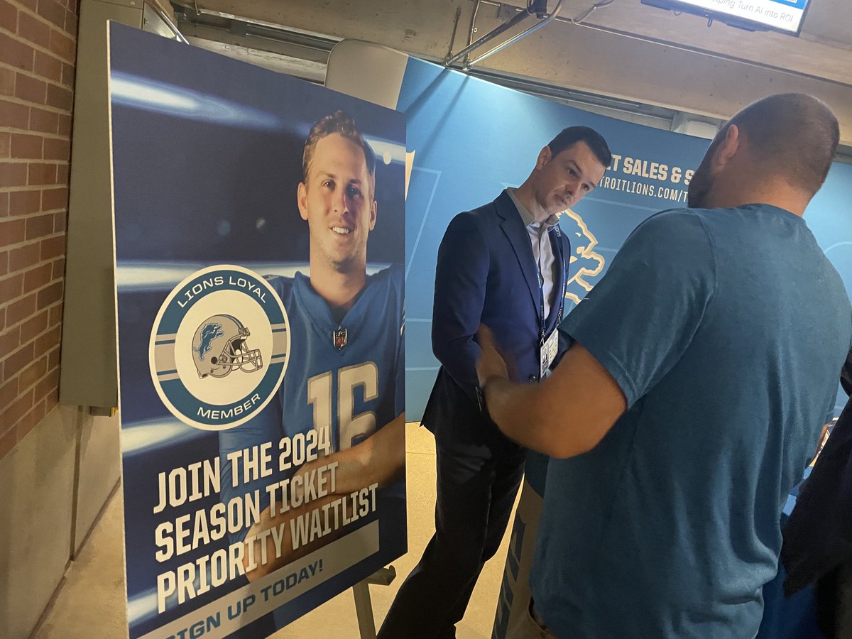 This is new at Ford Field and a sign of Lions excitement. Four dudes in suits on concourse taking $100 deposits to get on wait list. You can buy tickets to home games in groups of 10 or more… ⁦@freepsports⁩