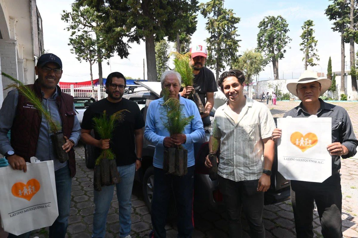 GabyGamboa_S's tweet photo. Como parte de las actividades de @LatidoM hicimos entrega de árboles a los metepequenses. 

¡Queremos un Metepec más verde y con mejor calidad de aire!

@higinio_mtz @mxsdecorazon https://t.co/kxbjiu1pnc