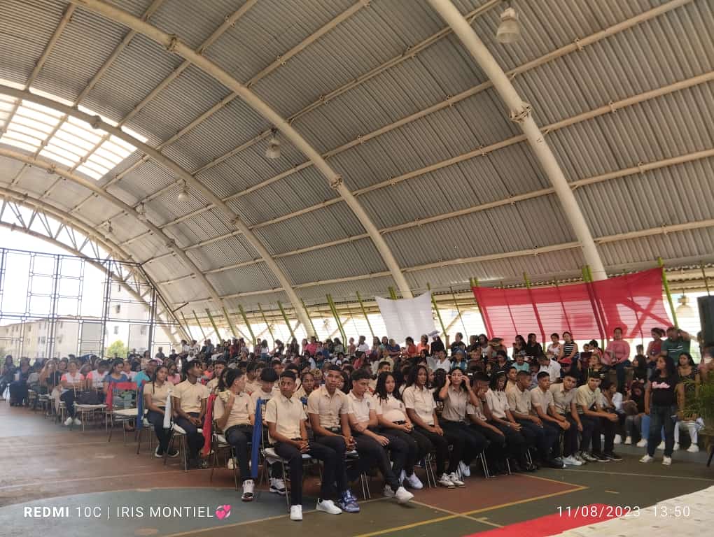 CircuitoSB's tweet photo. La UEN LICEO ESTADO VARGAS del Municipio Paz Castillo, cerro está Jornada de Graduaciones. Bendiciones y Salud @MPPEDUCACION @_LaAvanzadora @HectoRodriguez @cdcepazcastillo https://t.co/LDtkxvzdDu