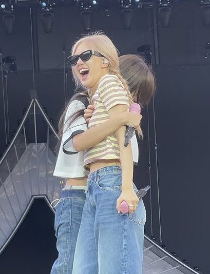 LiliForRosie's tweet photo. Mi dúo favorito 🥹🖤 #Chaelisa https://t.co/4SdzH2AiOI