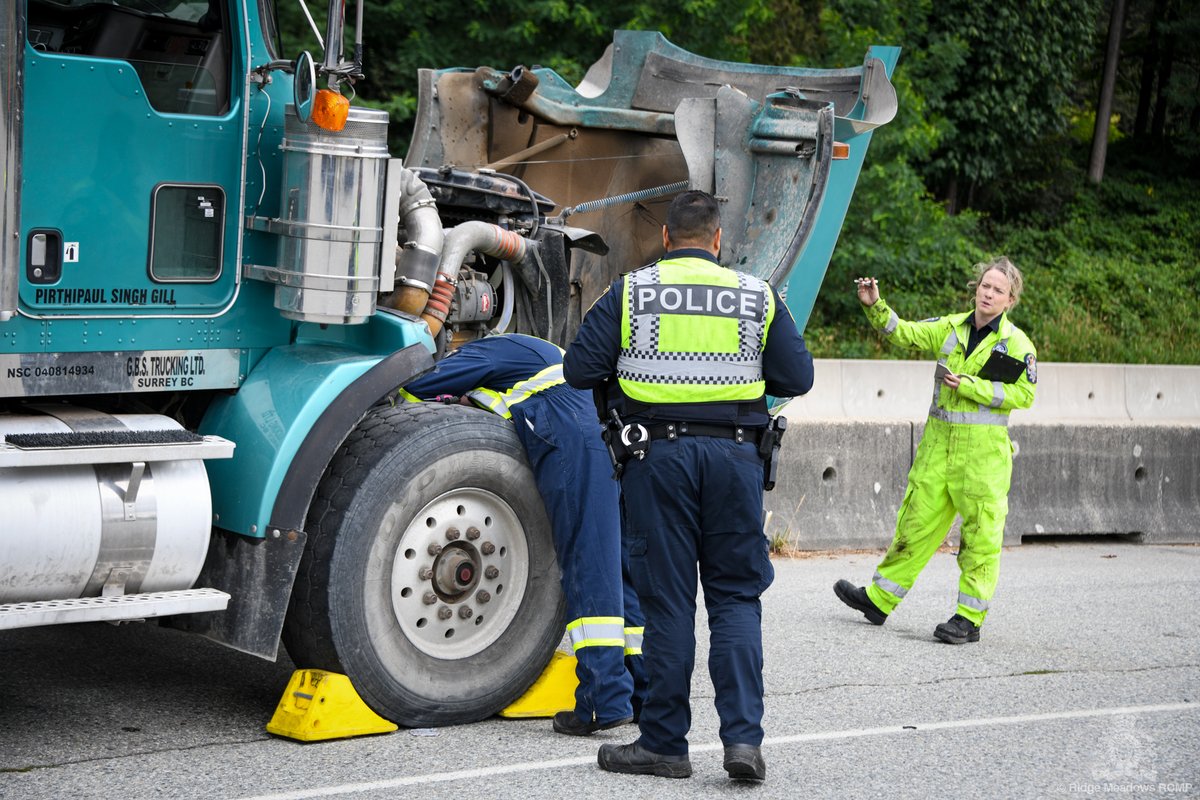 RidgeRCMP's tweet photo. Did you see us yesterday? Our team was out conducting Commercial Vehicle checks to keep our streets safe for all.
The results?
β‘οΈ25 Commercial Vehicle Inspections
β‘οΈ14 Commercial Vehicles taken off the roads
β‘οΈ113 Violation Identified
β‘οΈ23 Violation Tickets issued
#LMDCVE https://t.co/btP0yei0E0