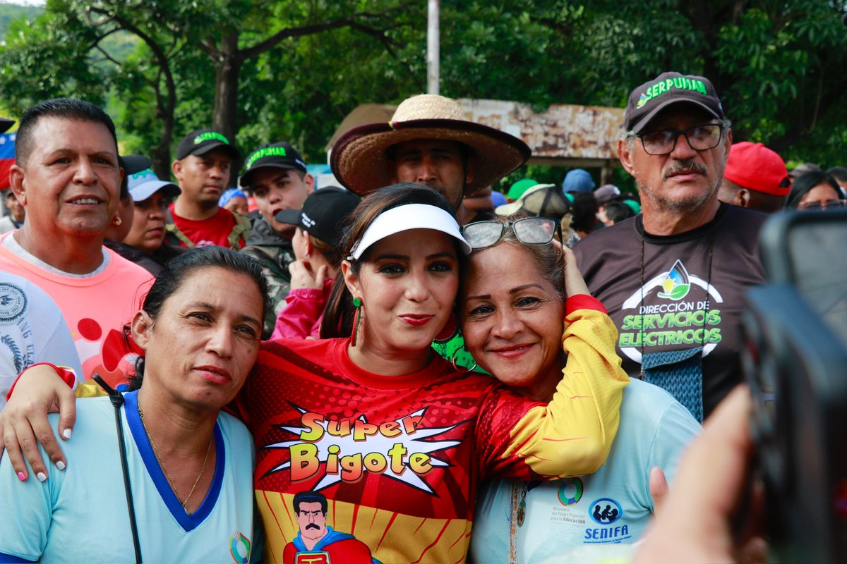 johanitakenpo's tweet photo. Este #11Ago salimos a las calles de #Mariño a defender la Revolución y a brindarle nuestro respaldo al presidente @NicolasMaduro, hombre leal y Conductor de Victorias. ¡En unos minutos les muestro nuestro recorrido por la Av. Intercomunal! #LaPazEsClave #EnciendeMotoresYEmprende https://t.co/XH6ePGhavQ