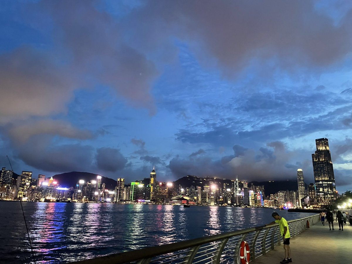 OL03420495's tweet photo. 秋っぽい空の香港。
#Victoriaharbor
#HongKong https://t.co/tNDAd2ITxe
