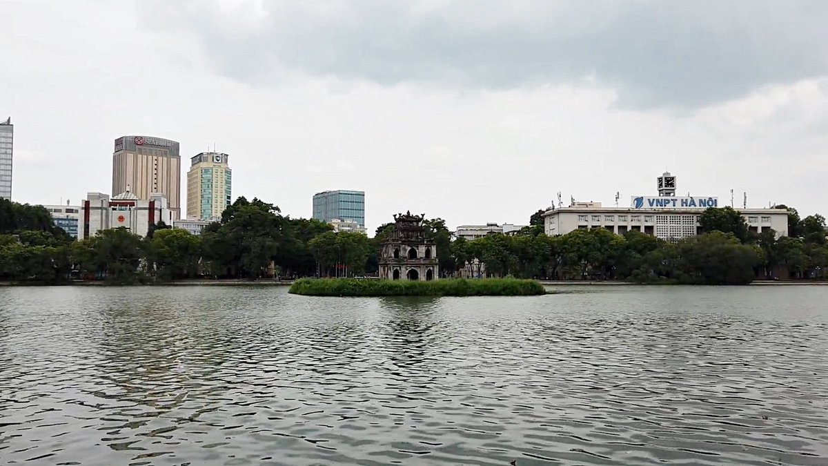 ハノイ旧市街の南側に位置するホアンキエム湖は周囲約1.8㎞の湖🐟✨

週末になると周辺は歩行者天国となり、地元の人達や観光客で賑わいを見せます💃🎶

大亀伝説が残るこの湖をのんびり一周して、休日のハノイの雰囲気を味わってきました🐢😆

youtube.com/watch?v=ZkKjpt…

#ベトナム
#ハノイ