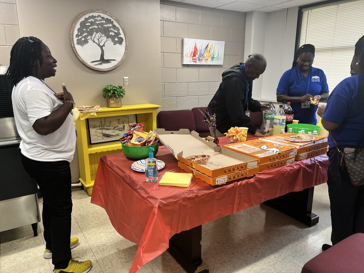 WindsorForestES's tweet photo. WFES thanks our bus drivers and monitors for going that extra mile this week! @DrGilCol09 @simplyb731 https://t.co/RxRDdQCLGb