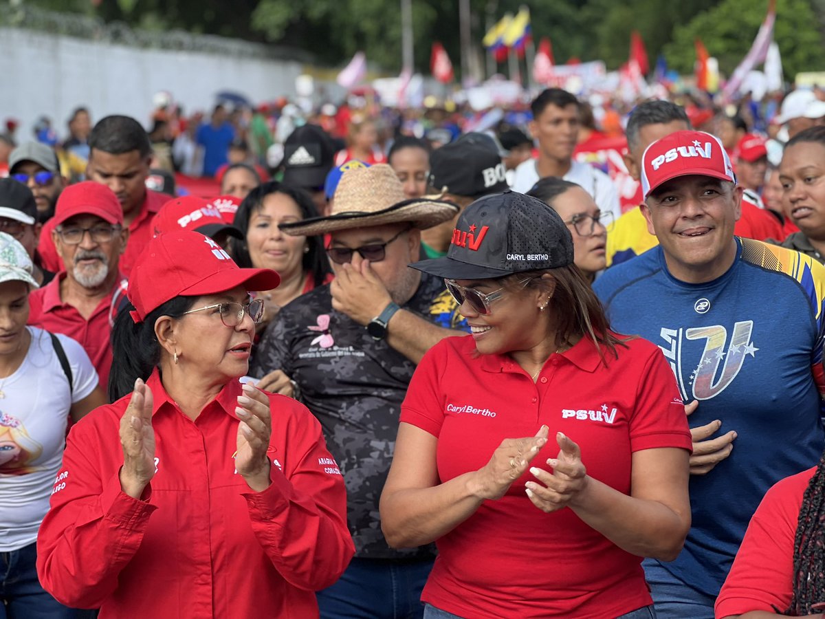 CarylBertho's tweet photo. Movilización cargada de amor y compromiso patrio… 

Pero sobre todo de respaldo inquebrantable al presidente del pueblo, al conductor de VICTORIAS @NicolasMaduro 

¡Amor con amor se Paga! Aquí está tu pueblo NICOLÁS… 

#EnciendeMotoresYEmprende https://t.co/1xFecGP4Ox
