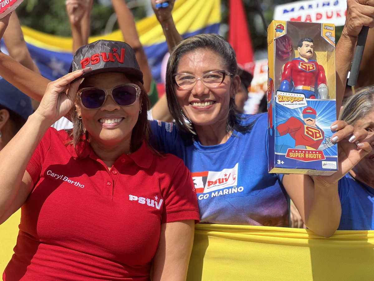 CarylBertho's tweet photo. Movilización cargada de amor y compromiso patrio… 

Pero sobre todo de respaldo inquebrantable al presidente del pueblo, al conductor de VICTORIAS @NicolasMaduro 

¡Amor con amor se Paga! Aquí está tu pueblo NICOLÁS… 

#EnciendeMotoresYEmprende https://t.co/1xFecGP4Ox