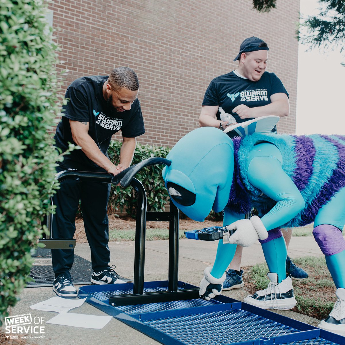 HornetsSuomi's tweet photo. 1/2: #WeekofService:n 5. päivänä Yhdysvaltain Charlotten kaupungissa amerikkalaiset vapaaehtoiset menivät kahteen amerikkalaiseen kouluun: 

#SwarmToServe | Amerikkalainen pankkiyhtiö, @BankofAmerica
https://t.co/x1mH1Y4lic