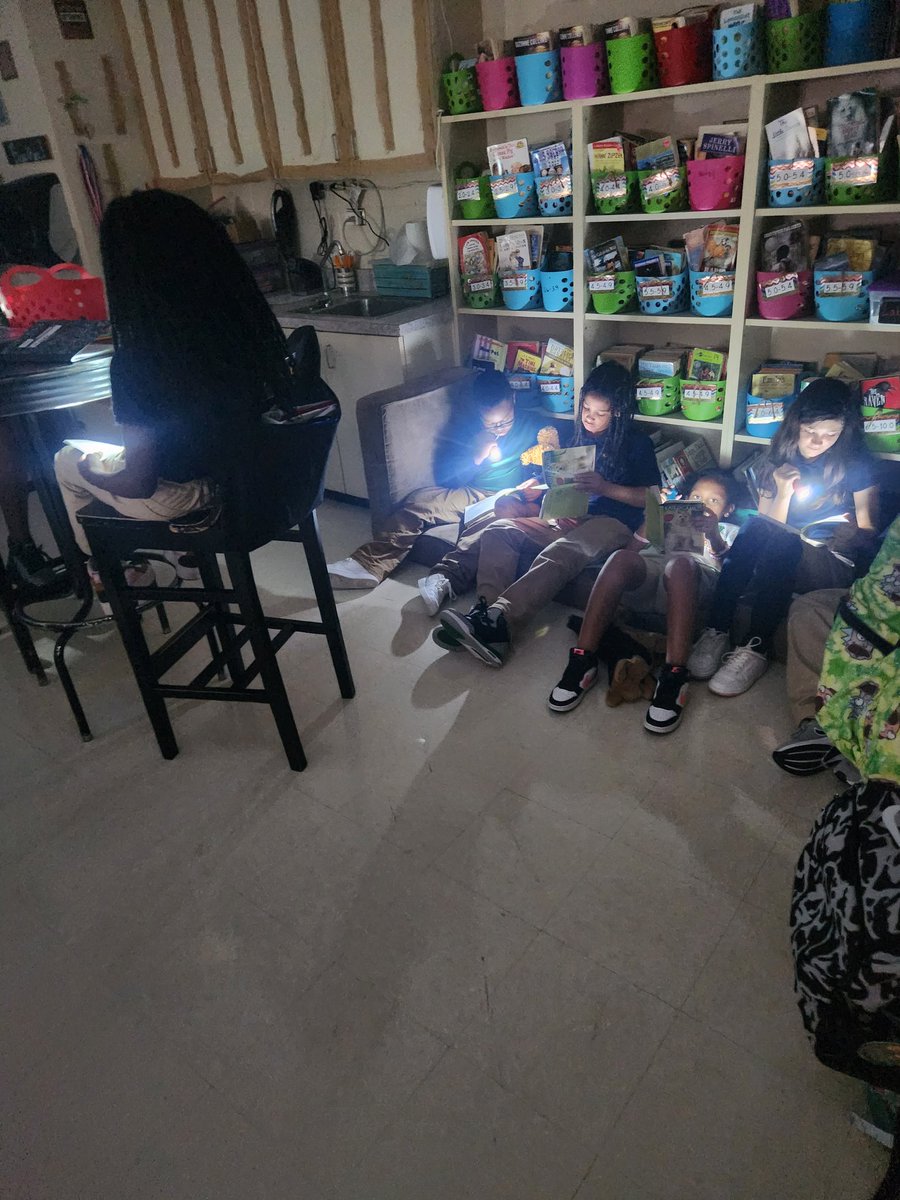 Flashlight Friday in room 105! #readaloud <a href="/DicksonTigers/">E.R. Dickson Tigers</a>