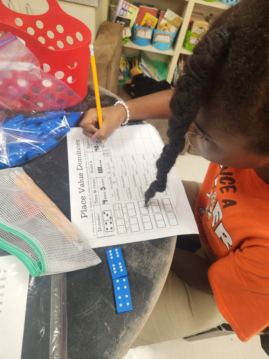 ERD4thgrade's tweet photo. Using  domino's to identify place value! #placevalue #manipulatives @DicksonTigers https://t.co/zJrLyUICgc
