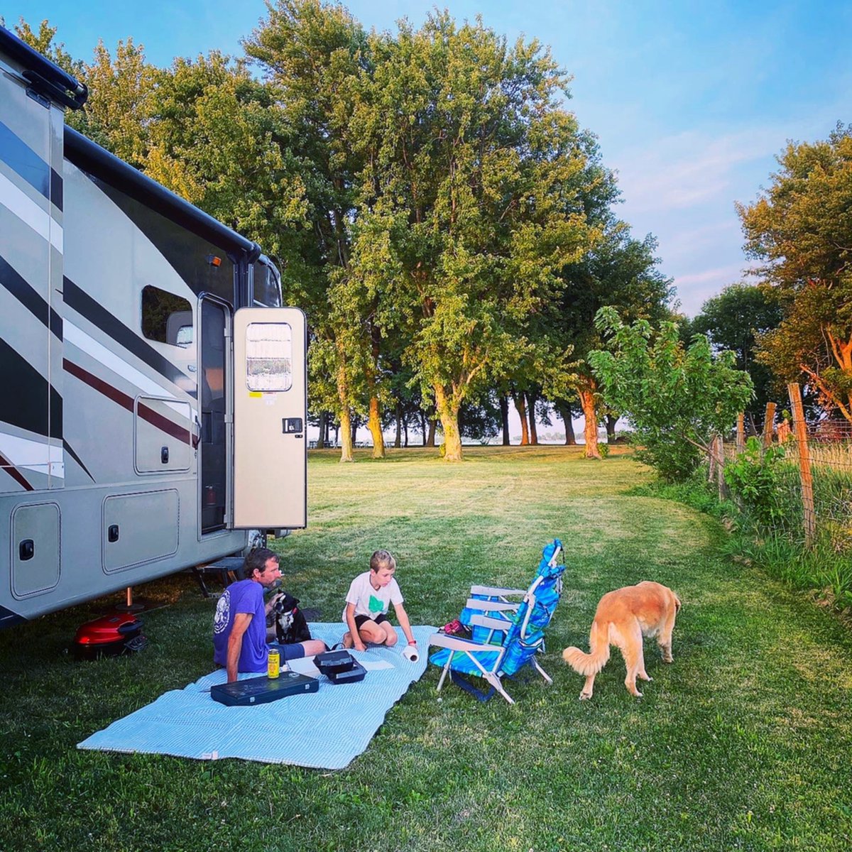 harvesthosts's tweet photo. "This is a fantastic place to stay. Great views of the lake. Had a meal at the restaurant. It was magnificent. The grounds were perfect. Out of a score of 10; I give it a 20."

🚌  Book now on the Harvest Hosts App
📍  Round Lake, MN
📝  L. Darts
📸  C. Pierce https://t.co/jsQ2m0of1G