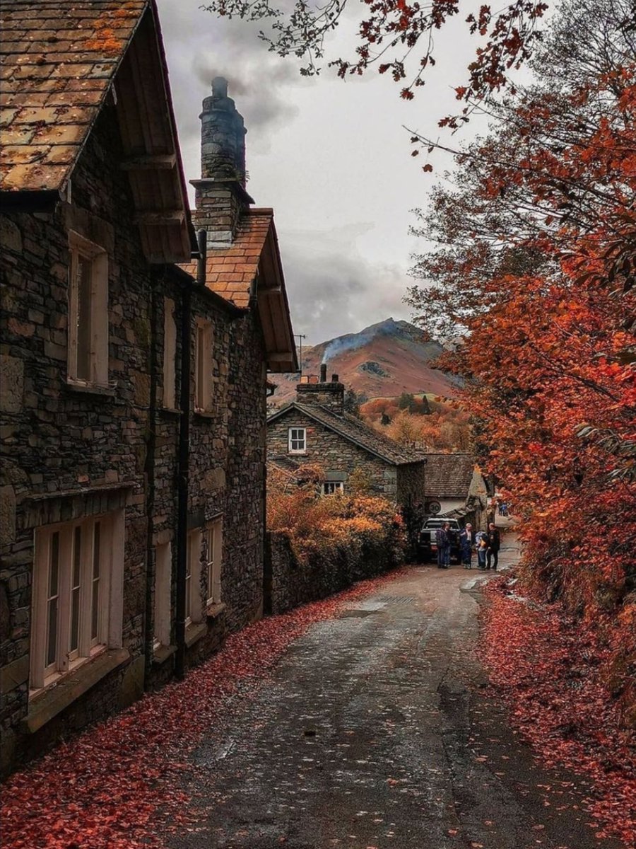 Architectolder's tweet photo. Grasmere, England 🏴󠁧󠁢󠁥󠁮󠁧󠁿. A beautiful Autumn scene. Grasmere was also where the poet William Wordsworth spent 8 years writing a good deal of poetry. Easy to see how it could inspire one to write. https://t.co/c5gOCZDClc
